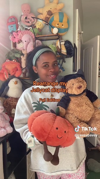 Man I’ve missed these videos! Enjoy a little seasonal display change 🧡🖤 what’s your favorite fall Jellycat?! @Jellycat #falljellycats #jellycatdisplay #ravenjellycat