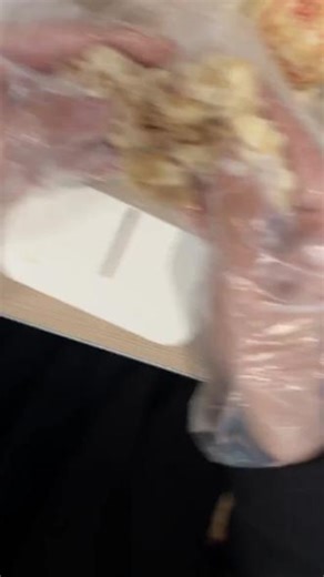 五芳斋新年特供青酱焗鸡饭来啦！金黄酱汁裹鸡肉浇热饭，香到跺脚。原价 23.5，现 10.9，周销翻倍，堂食打包都行，速冲！ （【退款规则】到店核销：随时可退，过期未核销自动退）#泰国便利店美食测评 #拌饭 #速食 #价格实惠质量好 #探店加油