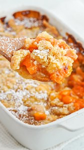 🧡 CRUMBLE ABRICOTS 🧡 C’est LA recette que j’aime faire quand mes fruits sont trop mûrs, abîmés ou que j’en ai beaucoup 🙈 ou juste pour combler une envie de dessert gourmand aux fruits 🙄 Quel est le parfum du dernier crumble que vous avez mangé ? 🤗 Ingrédients 500 g d’abricots 1 cas de miel 100 g de farine 100 g de beurre 80 g de sucre 👉 Remplacez une partie de la farine par de la poudre d’amandes si vous en avez ça marche aussi 😉 Étapes Lavez, coupez et retirez les noyaux des abricots. Re