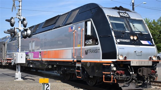纽瓦克宾州车站直击：NJ Transit双模机车完成柴油⇆电力模式切换&TSW6新车预览