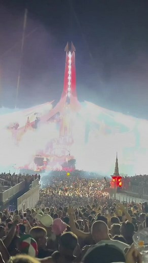 Tomorrowland Earthquake Crowd Control with Dimitri Vegas & Like Mike