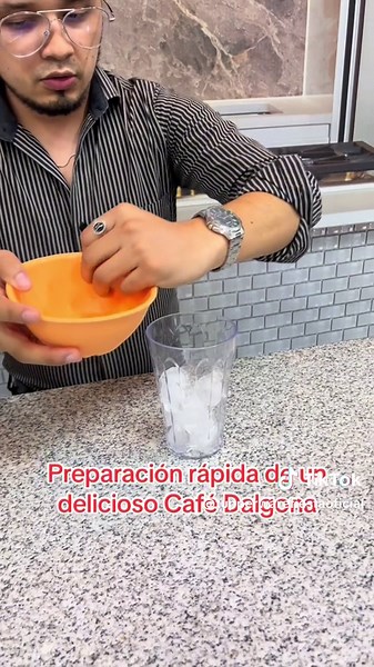 Preparación rápida con nuestro Speedy Chef Tupperware 😉 Ingredientes para 1 bebida: 1 cucharada de café instantáneo 2 cucharadas de azúcar 1 cucharada de agua caliente 400 ml - Leche Hielo
