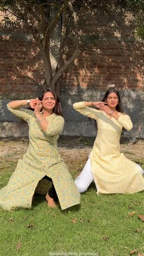 Choreographer Priya Bajaj on Instagram: "Chaap tilak in our style ✨ [ chaap tilak, semi classical, dance videos] #dancingmom #chaaptilak #trending #semiclassical #reels"