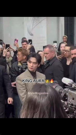 Lee Know's Unmatched Aura Shines at Event