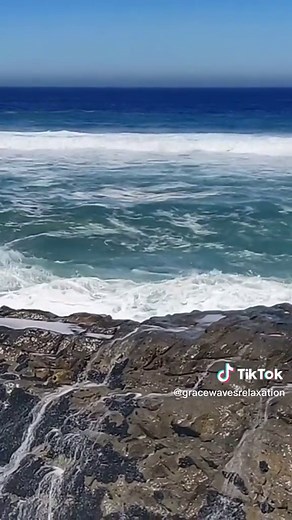 Powerful waves crashing on rocks in the Western Cape, South Africa 🌊 #oceanwaves#rockybeaches#oceanmotion#seawaves🌊 #