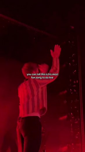 Alex Warren's Energetic Live Performance
