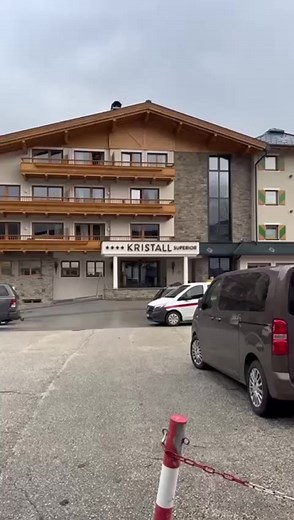 #newdimension Der neue Außenwhirlpool schwebt ein 🤩. Ab Winter: Wellness in himmlischen Höhen inklusive - und Relax-Blubberbläschen auf 21 Quadratmetern! 🫧 Kommt ihr testen? ✨😊🥂🍾 https://www.kristall-pertisau.at/de/pauschalen/ #Whirlpool #relaxation #WellnessUpgrade #wellnessnews #wellnessoase #LuxuryGetaway #newhorizons #spaexperience #adultsonlyresort #premiumWellness #adultsonlyvacation #exklusive #zeitzuzweit #verwöhnhotelKristall | Verwöhnhotel Kristall