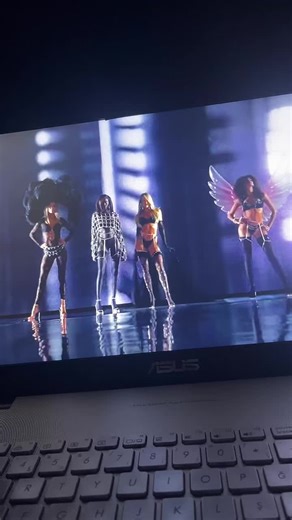 Victoria's Secret: Sanatçılar ve Modeller