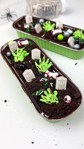 Digging in to some zombie mini cakes 🧟‍♀️🧟‍♂️🪦💚🖤 #minicake #minicakes #cakedecorating #cakedesign #pasteleria #treatmaker #easyrecipe #recetasfaciles #halloweencake #minicakeseries #minicakeslove #cupcake #cupcakes #minidesserts