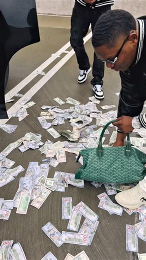 He threw 100k cash in the rain. #videoshoot (@flyleeto)