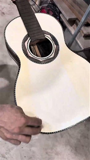 Starting the varnishing process on the viola caipira made of exotic rosewood with a German spruce...