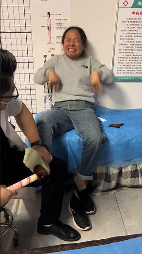 E3334 During the heel😂🍀🤭👐🏻spur treatment, the pain made the lady keep waving her hand.