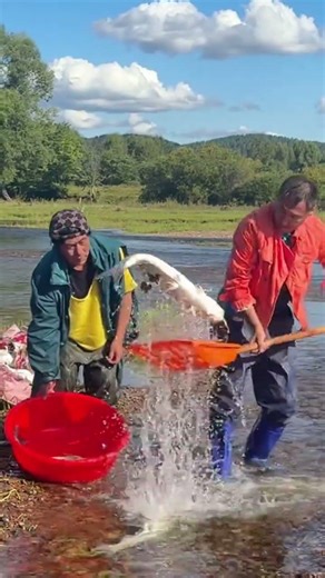 Amazing Survival Skills: Innovative Method of Fishing Through Ice in Extreme Winter Conditions