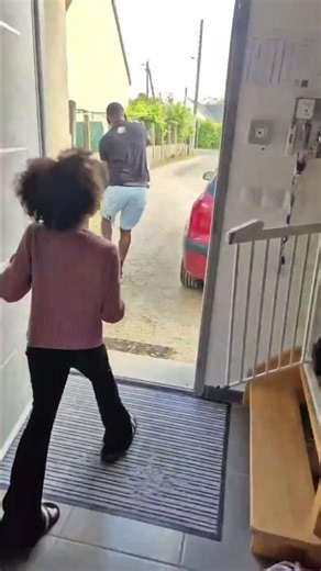 Un rat s’invite dans notre carton😅 #vlog #humour #vlogfamille #famille #drole #rire #blague #enfant