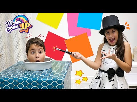 Maria Clara e JP shows magic tricks