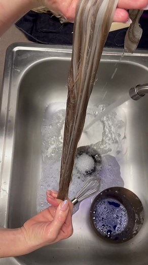 Achieve a consistent cool blonde tone without the risk of over-saturation, giving you protection against dryness and damage. Implement this toning techniques on your extensions for a flawless result and say goodbye to any undesired spots with this quick and effective hack. ✨ #FlawlessBlonde #HairCareWisdom! 💜 @olaplex #HairCareMagic #OlaplexLove #olaplex #extensions #hairextensions #hairstylist #toner #toning #extensions #extensionshair #extensionspecialist #handtiedextensions #handtiedwefts #g