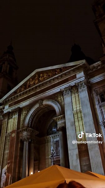Budapest Basilica Christmas light show ✨2025 edition 🎄😍 St. Stephen's Basilica light show in Budapest is a free, nightly projection on the facade of the basilica, running every 30 minutes from approximately 5:30 p.m. to 10:00 p.m.. This festive event includes a musical light painting, with some years featuring a special 3D projection show that requires glasses. This is a highlight of the Advent Bazilika Christmas Market held in front of the basilica.