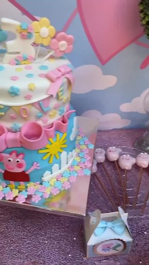 Peppa pig birthday party treats ❤️ #ajsweettreats #cookies #cakepops #ricekrispies #cupcakes