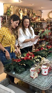 Las guirnaldas navideñas son perfectas para decorar en esta temporada navideña 🤩🥰🎄✨su forma permite que puedas usarla en balcones, centros de mesa, paredes y más, ¡ aca te enseñamos como! Junto a @sandraposa Quedo divina, en tonos tradicionales🎄🥰 Haz tu pedido Online en 👉www.iqgdecoracion.com⁣ O nuestras sedes en Medellín Puedes venir de de LUNES -SÁBADO 9AM- 7:00PM DOMINGOS DE TEMPORADA DE 10-5 PM Sedes: Medellín LAURELES Cra. 81 No. 34A 65 • SEDE EL POBLADO ⁣Mall La Visitación Local 114 