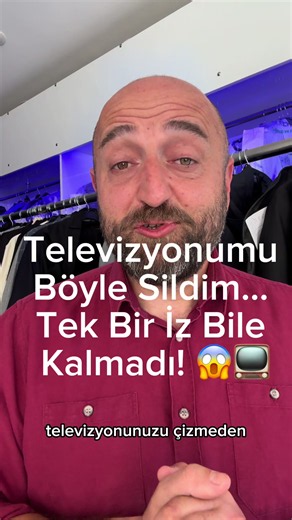 Televizyon ekranını temizlemek için pahalı spreyler ya da özel bezler kullanmak şart değil. Ben bu videoda kağıt havlunun arasına bir ıslak mendil yerleştirerek ekranı nazikçe temizledim. Parmak izleri, toz ve yüzeydeki kirler kolayca çıktı. En çok hoşuma giden tarafı ise geride iz bırakmaması oldu. ⚠️ Ekranı bastırmadan ve nazik hareketlerle silmeyi unutmayın. Farklı ekran kaplamaları değişiklik gösterebilir. Siz televizyon ekranını en son neyle temizlediniz? Yorumlara yazın. 👇 Bu yöntemi dene