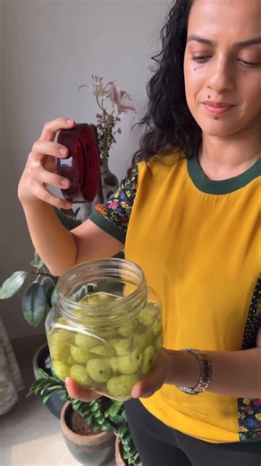Keertida on Instagram: "This fermented Amla pickle (in brine, not oil) is a winter staple that packs in both Vitamin C + probiotics in the most natural and easy to prepare form. I’m always stunned at how the humblest of local produce contains exactly what the body needs for optimal health- like Amla which happens to be one of the richest sources of Vitamin C. Here’s the simple recipe for this quick pickle that is ready in just 3-4 days and stays in the fridge for upto 6 months. Wash and clean th