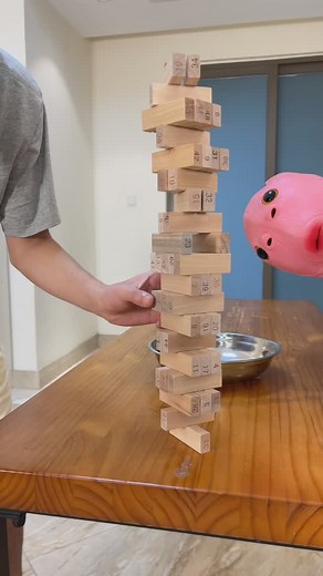 Guanbue管不饿（管中圣） on Instagram: "快叫你朋友来看手稳挑战4/4#funny #funnyvideos #搞笑 #搞笑视频 #guanbue #管不饿"