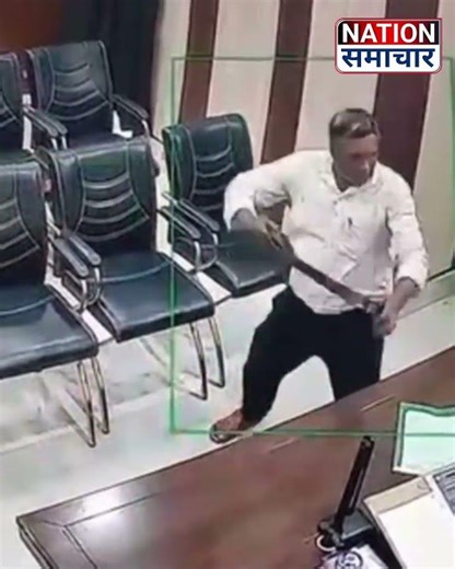 Sitapur: हेडमास्टर ने अधिकारी को बेल्ट से पीटा | देखिए पूरा मामला