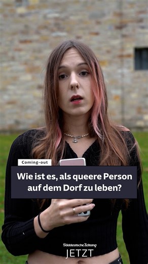 SZ Jetzt on Instagram: "In der Stadt gibt es queere Bars, unzählige Initiativen und Safe Spaces. Aber auf dem Dorf? Besonders in ländlichen Regionen fallen Menschen auf, die nicht zu den üblichen gesellschaftlichen Normen passen. Da kann auch ein Coming-out für queere Menschen zum Problem werden. Fünf von ihnen erzählen von ihrem Coming-out und den Folgen. Ihre Geschichten könnt ihr mit SZ Plus unter dem Link in der Bio lesen. #ComingOut #Queerness #Dorf"