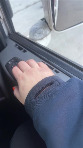 Happy Hump say everyone! Hope you’re having a better start to your Wednesday than I am! The window has dropped so waiting for a temporary fix or repair … who knows 🤷🏼‍♀️🤦🏼‍♀️ #class1 #trucker #ladytruckers #fail