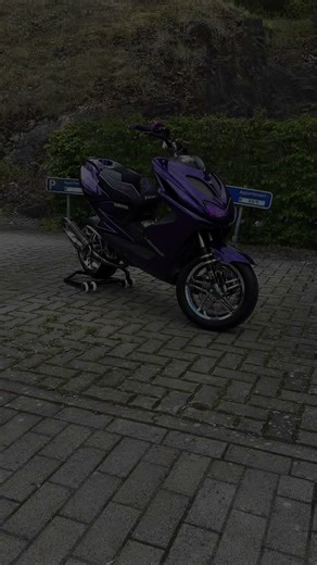 Petit vidéo dehors avec le purpleee💜🤩 Vous aimez l’équipe.?🫣 N'oubliez pas -5% sur @K-parts .fr,.be💙 avec mon code (Nitrozzz-5) 🫶 commande avant 22 heures, reçoit ta livraison le lendemain🤩💜 Si toi aussi tu es passionné par le monde du deux-roues, les belles pièce alors n'hésite pas à t'abonner pour suivre l'évolution du projet💜🫶 @MAXISCOOT 💚 @AKA COMPANY 🧡 @CSscootershop 🧡 #tiktokforyoustage #stage6racing #creatorsearchinsights #passion #belgique
