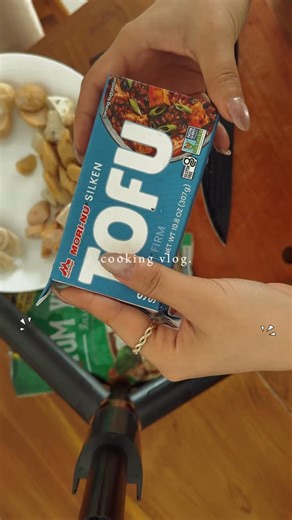 Xiaolin兰🌿x on Instagram: "Asya usulü bir sabah: tofu çorbası 🌿 Tofu, soğan, deniz mahsulleri ve karidesle; elde kalan malzemelerin bir araya gelip lezzete dönüştüğü, hafif ama doyurucu bir kahvaltı… Sade, sıcak ve güne iyi başlayan bir tabak. 🍜 #asyayemekleri #kahvaltı #asyakahvaltısı #keşfet"