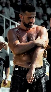 211K views · 603 reactions | Este luchador se echa aceite de oliva en...