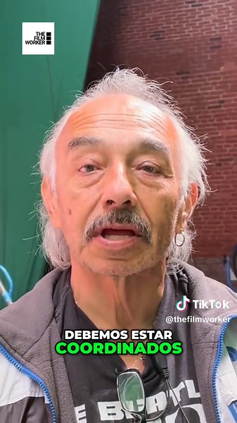 El rol del Gaffer en una producción cinematográfica: Todo lo que debes saber Descubre qué hace un Gaffer en el mundo del cine y cómo su trabajo es fundamental para la iluminación de las escenas. Aprende sobre su coordinación con el director de fotografía y cómo se organiza su equipo. Conoce los detalles de este importante rol en esta interesante entrevista con Joaquín, un experimentado Gaffer. #ProducciónCinematográfica #IluminaciónEnElCine #DirectorDeFotografía #Gaffer #EquipoDeProducción #RolE