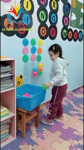 les enfants de la moyenne section suivent un algorithme de ballons colorés | Groupe Scolaire Al Fath Al Moubine