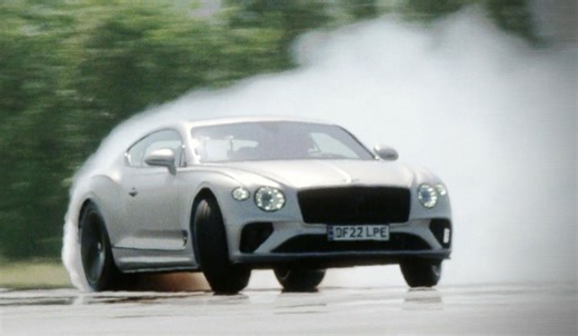Drift-Duell: Auto vs. Motorrad