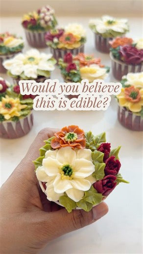 Follow for full Tutorial🌹 #buttercreamflowers #cupcakeart #floralcupcakes #edibleart #dessertdesign