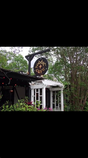 🍃⚔️ Houston Fun Fact! Tucked away at the end of a quirky L-shaped turn off Richmond Avenue sits one of Houston’s most unique hidden gems—the Hobbit Café! Inspired by The Lord of the Rings, this legendary spot is packed with fantasy memorabilia and serves up sandwiches fit for hobbits, elves, and hungry adventurers alike. 🧙‍♂️🍔 Exploring Houston during FIFA 2026? Make sure this nerdy neighborhood favorite is on your must-visit list! Need a place to stay while you explore Houston? 🏙 Houston Co