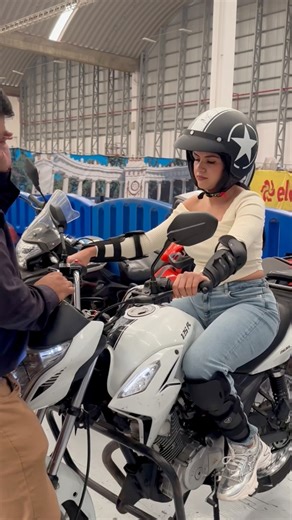 2.9M views · 56K reactions | ¡Curso de manejo de moto, gratis! Con Italika ️✨ | Kariana Colmenero | Facebook