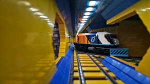 地下乐高地铁惊艳亮相！超酷LED灯轨道+城市微缩景观，太治愈了！_哔哩哔哩_bilibili