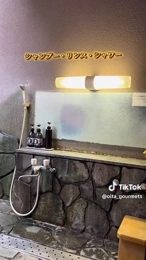 【大分県】ジャグジー付きの貸切露天風呂がある温泉♨ @oita_gourmets 👆🏻から他の温泉情報みれるよ🌷 #明礬温泉湯屋えびす 長い間大分に住んでいて、いろんな温泉に行ってきたけど、 ここの温泉は上位に入るくらい気に入っている！ こんな眺望・雰囲気よくて１時間2,300円～はコスパ良すぎない？！😳💓✨️ 最初に行ったのは、私が小学生の頃親族が大分に遊びに来るから｢みんなで温泉に入れるところに行こう！」ってなって行ったんだけど露天風呂から見える山の景色と開放感、 何より、温泉の成分で変色した色が綺麗で大人になった今も定期的に行ってる！ この日は、夕暮れ時に行ったから温泉から上げるころには、 周りが暗くなっちゃって神秘的な雰囲気も楽しめた！ 到着したら受付に名前と電話番号を書いて待つシステム。 前の人がまだ入っていたから、待ち時間に徒歩約5分ほどで行ける大分の人気観光スポット 岡本屋に💓🍮🥚 ※駐車場も完備されているけど、少し狭いのと、観光客の方の車で駐車場が詰まっていたから時間に余裕があれば歩いていくのがお勧め！ このお店の温泉卵が好きなんだけど、この日は売り切れ