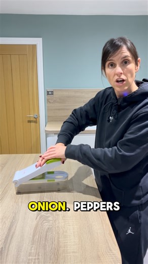 Cheesy Gnocchi Bake Save this recipe for later ⬇️ Only 390 calories a portion!! Ingredients (served 2): 350g gnocchi 1 tin of chopped tomatoes 1 tsp of lazy garlic 1 tbs of tomato purée Handful of spinach Italian herbs (sprinkle) 100g of mozzarella 200 mls of vegetable stock Simple, easy and tastes unreal 😍 And if you’re looking to start 2026 on the front foot join our live Masterclass on Sunday where I’ll be covering the 5 simple steps to sustainable weight loss in 2026 without doing crazy die
