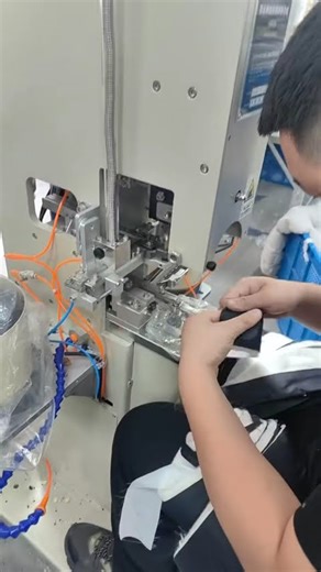 Automatic magnetic snap button attaching machine