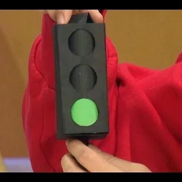 Making a paper traffic light | CCTV English