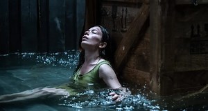 "Nigdzie" to nowy thriller o ciężarnej kobiecie w kontenerze na środku oceanu