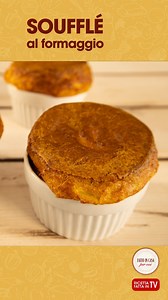 SOUFFLÈ MORBIDO AL FORMAGGIO La ricetta facile di Benedetta di un piatto classico della cucina francese ❤️ INGREDIENTI 40 g burro 70 g farina 00 250 ml latte 200 g emmental 100 g formaggio grattugiato 3 uova Noce moscata q.b. Pepe q.b. Sale fino q.b. PROCEDIMENTO Usando una grattugia a fori larghi grattugiamo l’emmental. Facciamo sciogliere il burro in un pentolino sul fuoco. Aggiungiamo la farina e mescoliamo bene con una frusta. Sempre mescolando, uniamo il latte e sciogliamo eventuali grumi. 