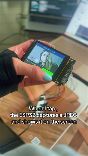 My tiny ESP32 selfie camera with photos shown on an ILI9341 TFT screen 💚 #esp32 #arduino#embedded