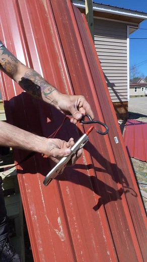Here's an easy way to get big metal roofing panels up onto the roof by yourself. What do you guys think of this method? Home improvement project DIY tips and tricks #carpentrytips #construction #contractor #tipsandtricks #HomeImprovement #hacks #carpentry #builder #deck #tools #diy | Your Favorite Contractor