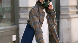 Η Kέιτι Χολμς συνδυάζει μια λευκή σαλοπέτα με τα αγαπημένα της eco-friendly αθλητικά παπούτσια