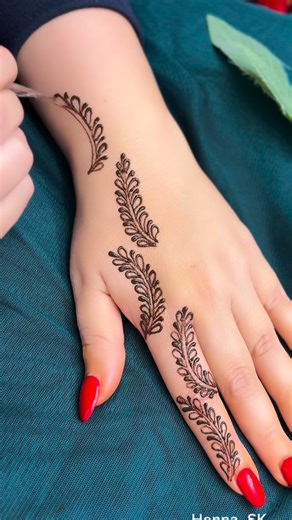 Saliha Khawaja on Instagram: "Delicacy henna ❤️#mehndi #holidays"