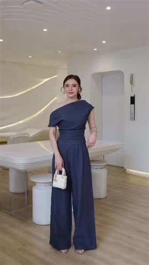 FINE ANGEL WARDROBE on Instagram: "#RM79 现货 • 气质风两件套装💫 斜肩上衣+直筒长裤 气质大地色系褐色、百搭显瘦黑色、两种颜色都好好看～ 价格 Price: RM79 面料 Material: Suit Fabric 尺寸 Size: SIZE S 胸围 Bust 35” 长度 Length 21” 腰围 Waist 25”-26” 臀围 Hip 36” 长度 Length 42” SIZE M 胸围 Bust 36” 长度 Length 22” 腰围 Waist 27”-28” 臀围 Hip 38” 长度 Length 42” 🛒𝐒𝐡𝐨𝐩 𝐍𝐨𝐰 官網下單: www.fineangel.co #FAW新品上架 #現貨 #readystockmalaysia"